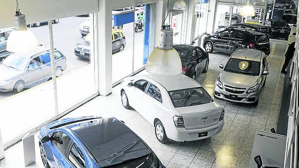 Los concesionarios dicen que no están “encanutando” autos