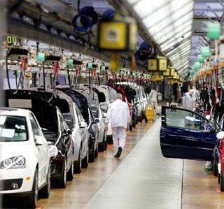 ¿Cuáles son las grandes familias que manejan los principales conglomerados automotrices?