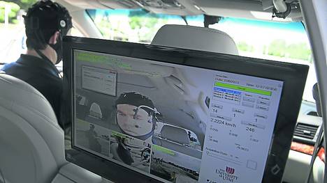 En el auto, celulares y “manos libres” son igual de peligrosos