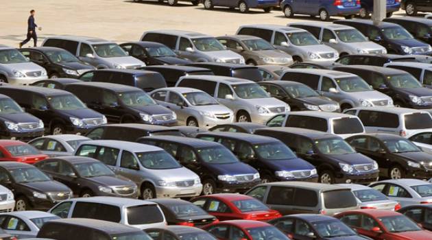 Lanzan bloqueo paralelo al cepo para la compra de autos importados