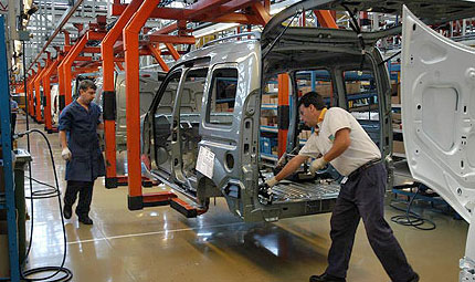 Prevén caídas en toda la cadena de la industria automotriz