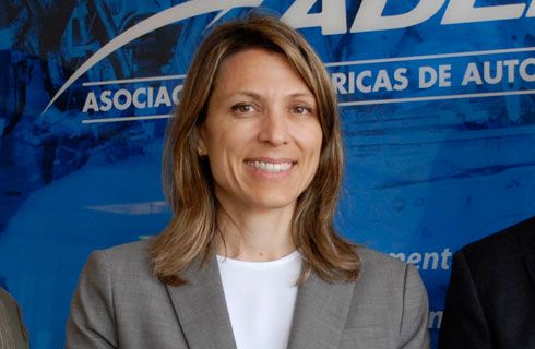 Automotrices piden baja del impuesto a los autos más caros
