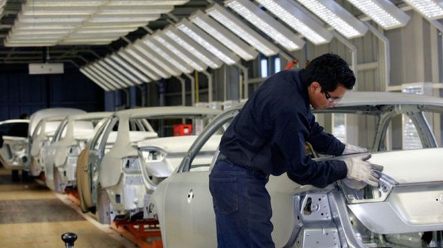 En plena crisis, la industria automotriz avanza con las suspensiones