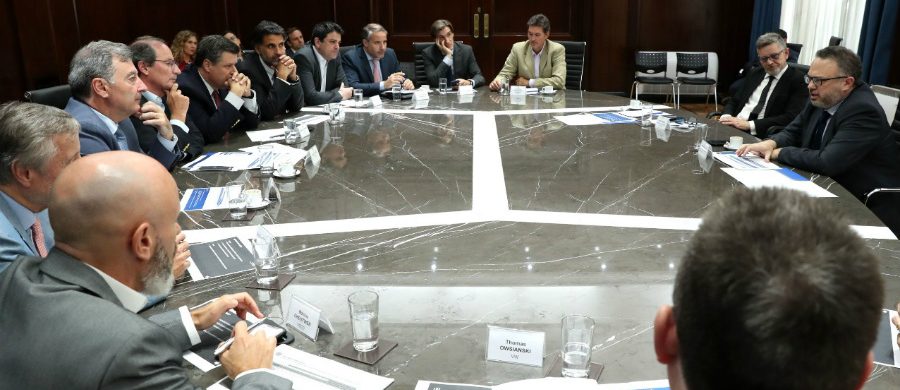 Las automotrices de Adefa elogiaron al Gobierno (y un día después recibieron un nuevo impuestazo) Las automotrices de Adefa elogiaron al Gobierno (y un día después recibieron un nuevo impuestazo)