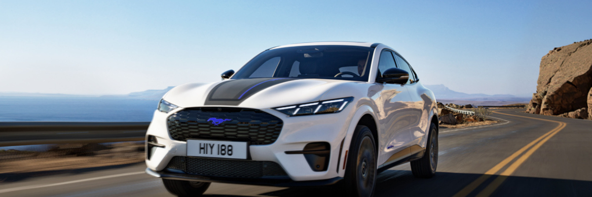 Modelo Que Evoca El Espíritu De La Costa Oeste De Estados Unidos